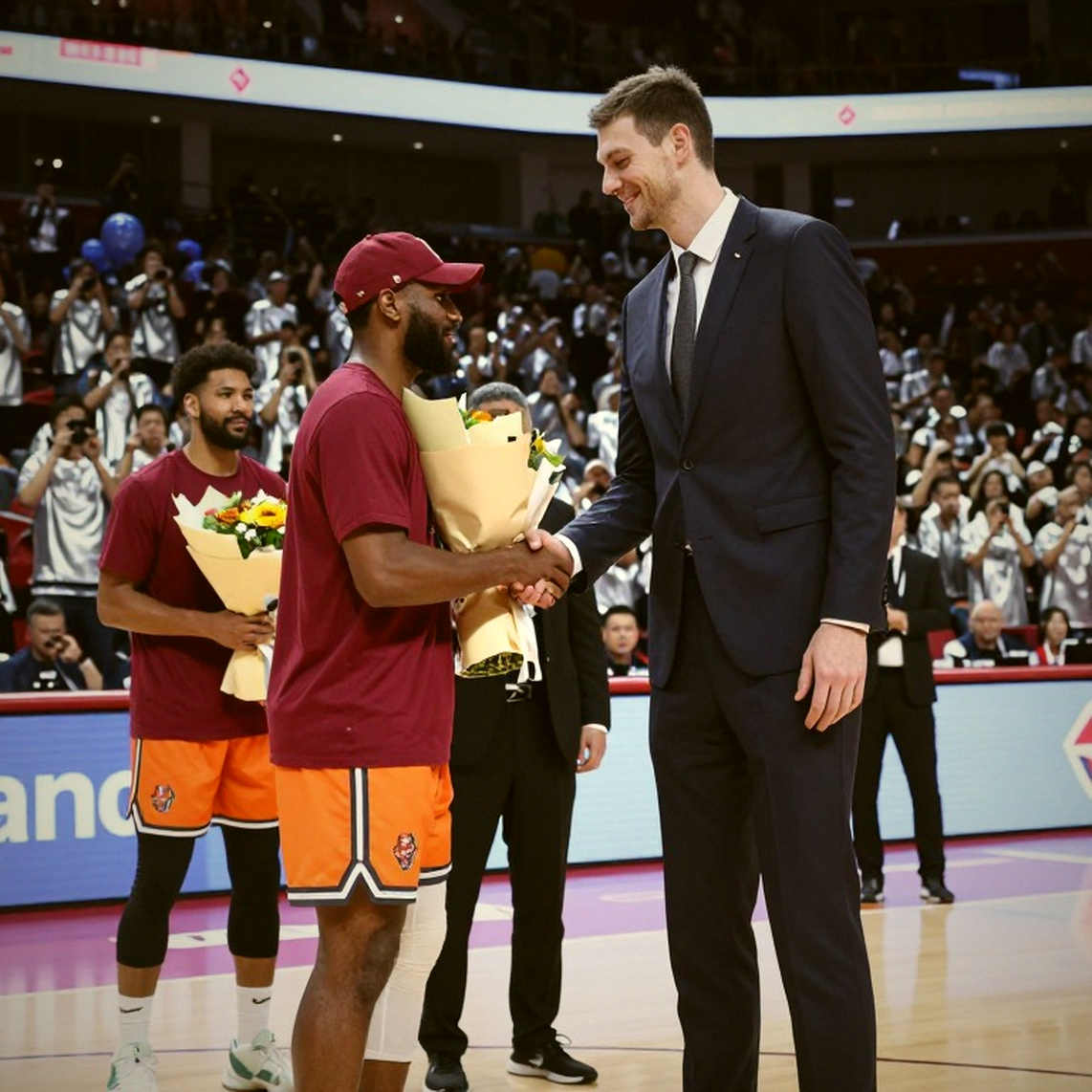 Knicks treo băng rôn sau 53 năm: Brunson, siêu đội hình Philadelphia và bài toán trần lương