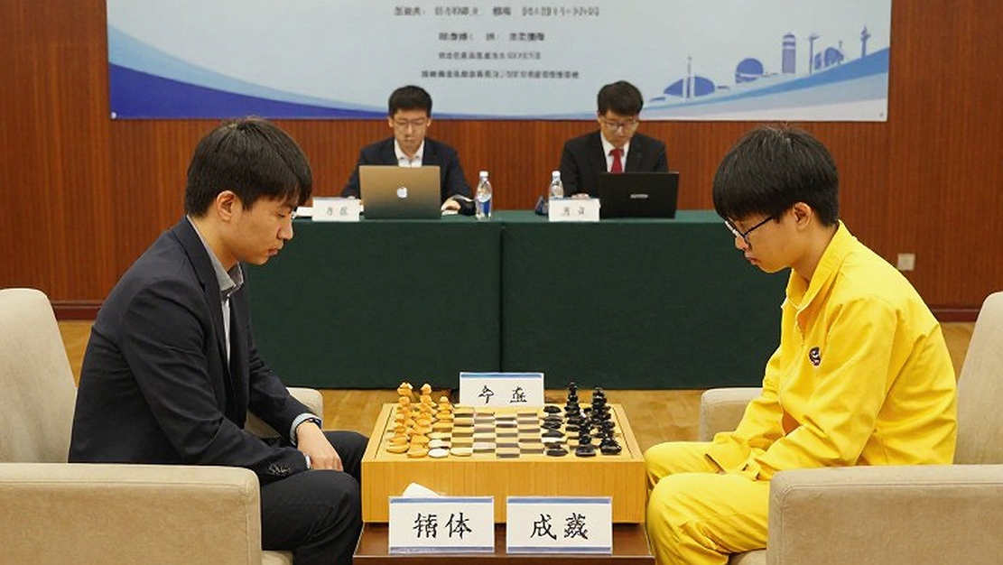 Elephant Gambit và canh bạc 60 phút: Bản đồ không gian của một nước thí tốt
