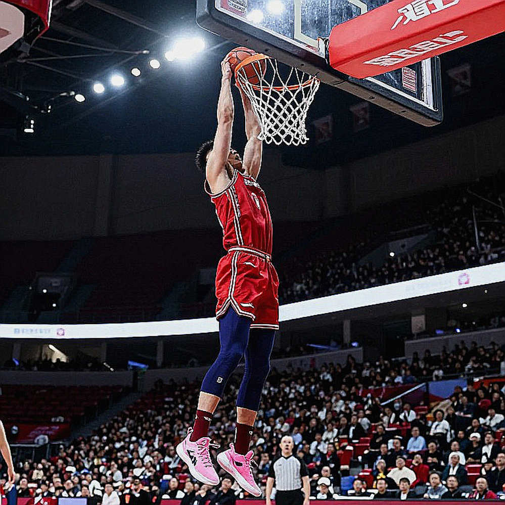 Walkup's Dubai Debut: 17 Minutes, 5 Assists and the Three-Point Question at the Gloria Cup Walkup's Dubai Debut: 17 Minutes, 5 Assists and the Three-Point Question at the Gloria Cup